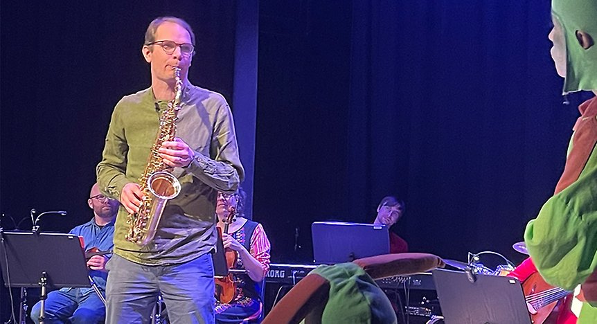 Erik spelar saxofon i föreställningen Marsipanerna