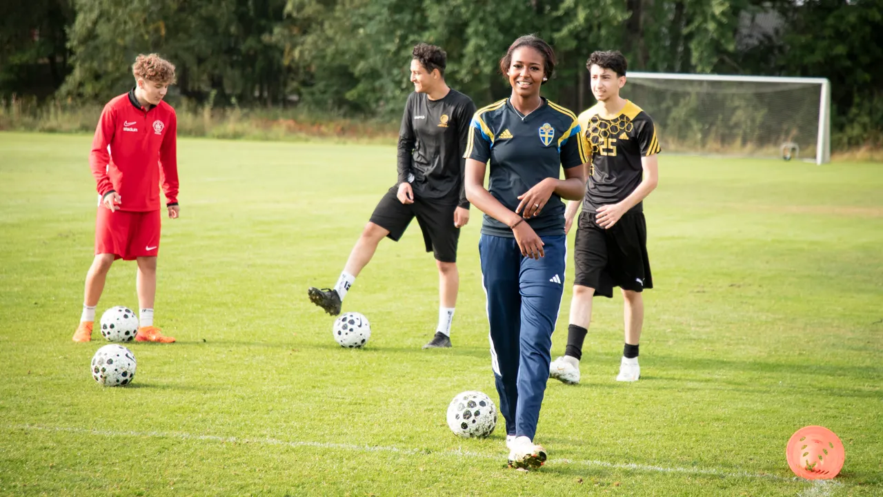 En grupp ungdomar som spelar fotboll.