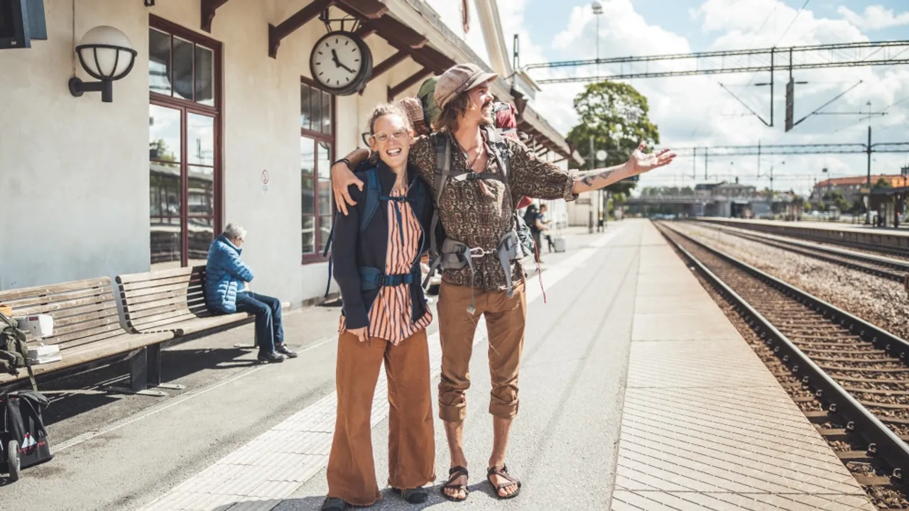 Ett par som står bredvid en tågstation.