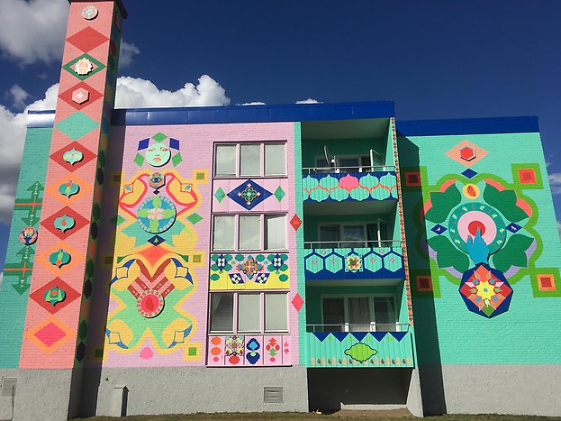 Helbild på husväggen som nu är målad i olika mönster och många färger av konstnären Saadia Hussain. Foto: Anna-Karin Sjökvist