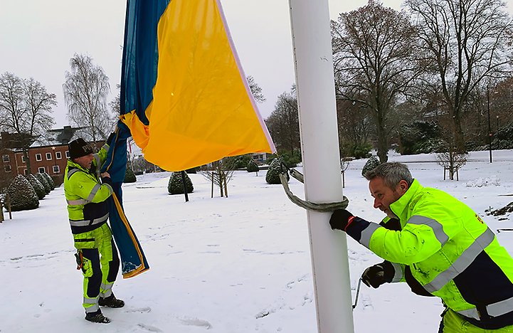 För att visa stöd för Ukrainas kamp hissas landets flagga vid stadshuset Gröna kulle. Ukrainas flagga hissas av Pelle Gustafsson och Thomas Olsson, Katrineholms kommun.
