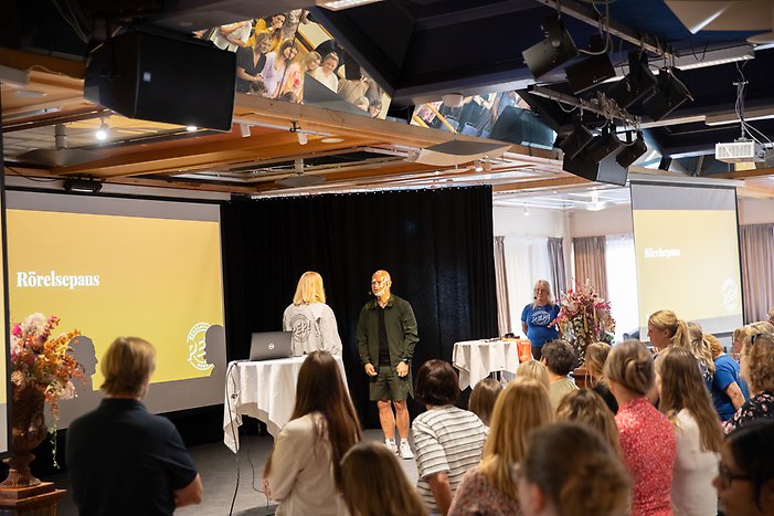 Bild på en scen där två personer visar rörelser