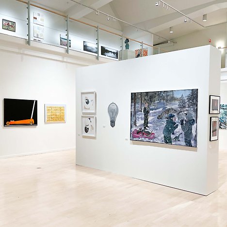 Vintersalong 2021 är upphängd i konsthallen. Många olika konstverk i olika tekniker.