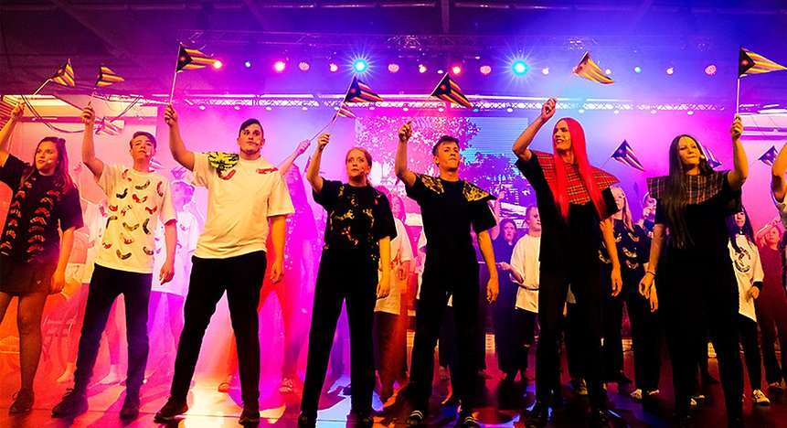 Kulturskolans musikallinjeelever viftar med flaggor i föreställningen ArtCraft som visades maj 2022