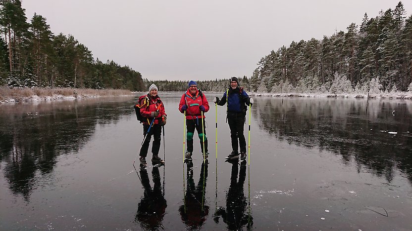 Tre män står på en frusen sjö, ska ta sin premiärtur på långfärdsskridskor
